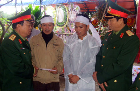 Trung tướng Đào Duy Minh thăm và động viên gia đình vợ quân nhân thiệt mạng trong vụ chìm tàu