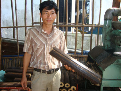 Chàng trai chân đất và chiếc máy ép củi trấu