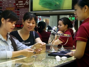 Vàng tăng giá, USD ổn định tuần thứ 6 liên tiếp