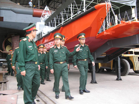 Trung tướng Đỗ Bá Tỵ kiểm tra các đơn vị trên địa bàn Quân khu 5