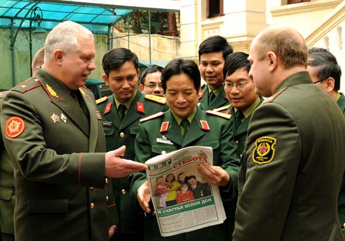 Đoàn đại biểu chính trị cấp cao Bộ Quốc phòng Bê-la-rút thăm Báo Quân đội nhân dân