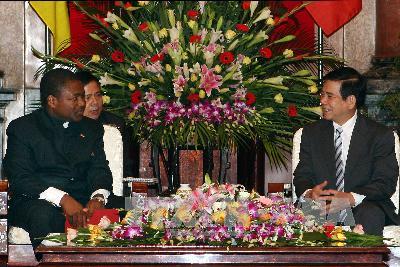 Bộ trưởng Bộ Quốc phòng Mô-dăm-bích thăm chính thức Việt Nam