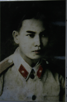 Dõi theo từng bước cha đi