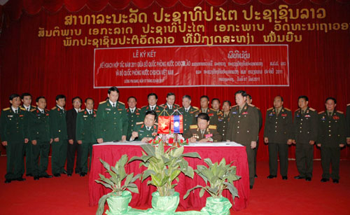 Đại tướng Phùng Quang Thanh hội đàm với Bộ trưởng Bộ Quốc phòng Lào