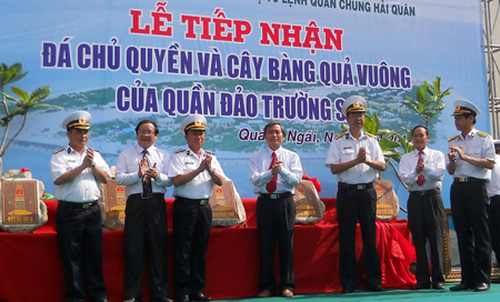Quảng Ngãi tiếp nhận đá chủ quyền và cây bàng quả vuông của quần đảo Trường Sa