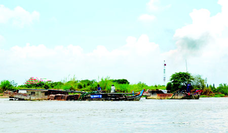 Khai thác cát trái phép là nguyên nhân chính