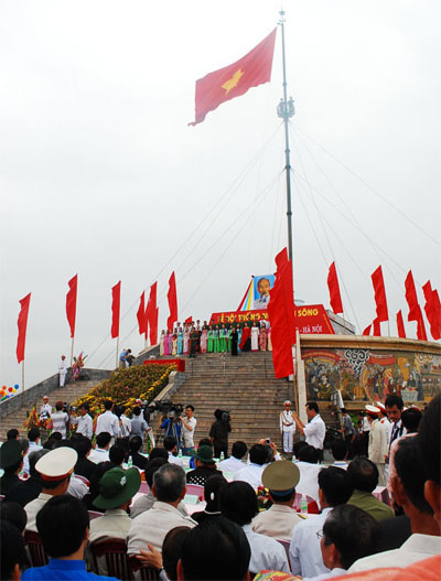 Lá cờ Tổ quốc bên bờ Hiền Lương