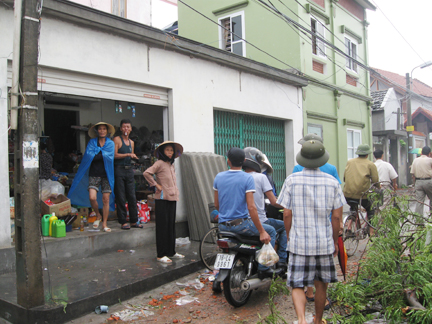 Hải Phòng: Hơn 1000 căn nhà bị tốc mái, hai người chết và một người mất tích