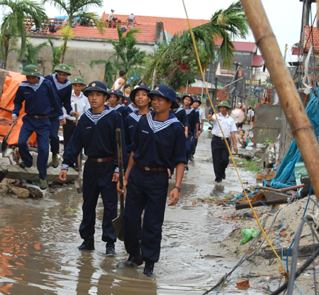 Những chiến sĩ tinh nhuệ khắc phục lốc xoáy ở hải Phòng