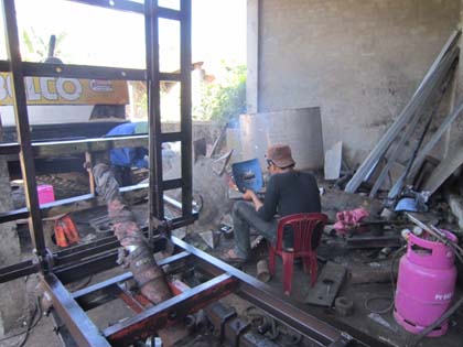 Làm nên cơ nghiệp, từ đôi tay và sắt vụn