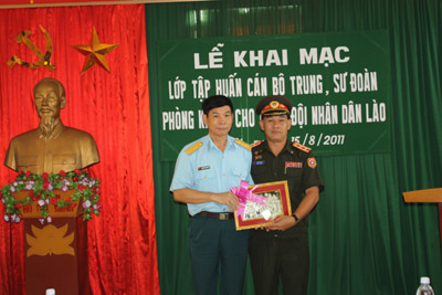 Khai giảng lớp tập huấn cho cán bộ quân đội CHDCND Lào