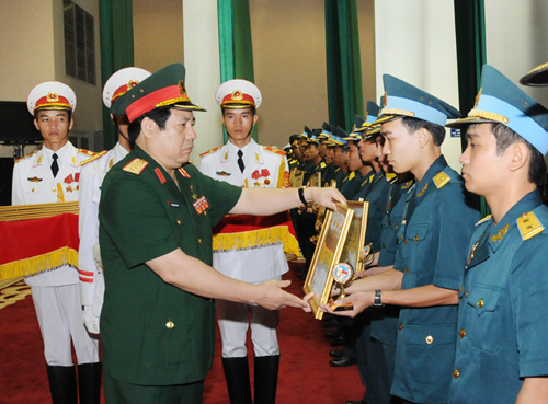 Bộ Quốc phòng tuyên dương 232 học viên tốt nghiệp thủ khoa, xuất sắc, giỏi năm 2011