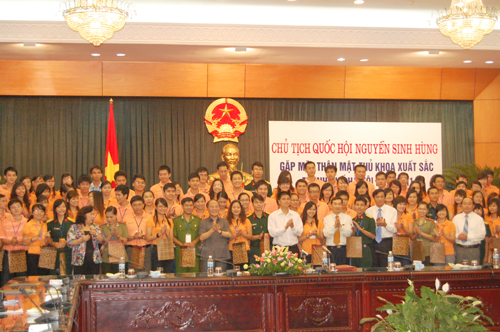 Chủ tịch Quốc hội Nguyễn Sinh Hùng tặng quà các thủ khoa xuất sắc