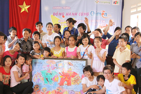 Hoa hậu Ngọc Hân cùng các em nhỏ mồ côi vẽ tranh lịch sử