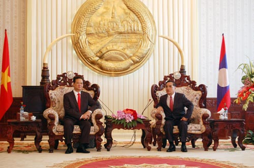 Thủ tướng Nguyễn Tấn Dũng bắt đầu các hoạt động trong chuyến thăm hữu nghị chính thức Lào