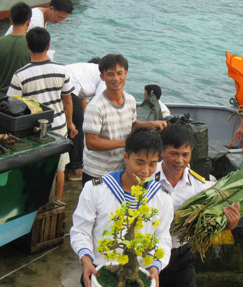 Tết sớm giữa trùng khơi