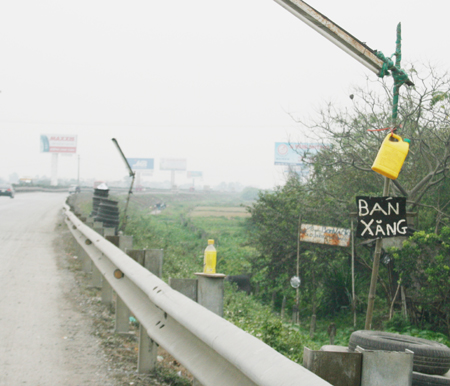 Nguy hại từ các điểm bán xăng lẻ