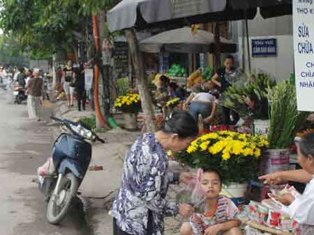 Bài 1: Đường tắc vì mất vỉa hè