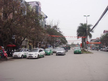 Bài 2: Lòng đường bị lấn chiếm