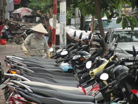Giải quyết vấn đề bãi giữ xe ở Hà Nội như thế nào ?