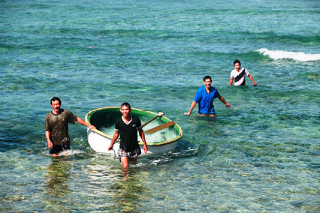 Ngư dân thêm vững tin bám biển