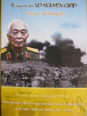 Tặng Đại tướng Võ Nguyễn Giáp đĩa CD thu âm ca khúc “Tướng quân Võ Nguyên Giáp”