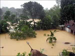 Hà Tĩnh tiếp tục ứng cứu người dân vùng lũ