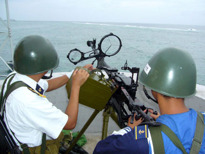 Trường Sa vào Xuân, vững vàng tay súng