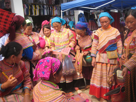 Gìn giữ trang phục gốc