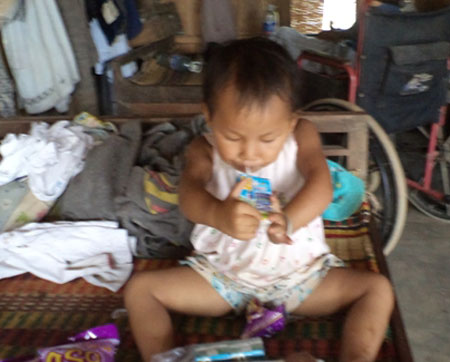 Cháu bé trong gia đình ba đời tật nguyền cần sự chung tay cứu giúp