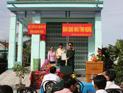 Bàn giao nhà tình nghĩa trị giá gần 100 triệu đồng