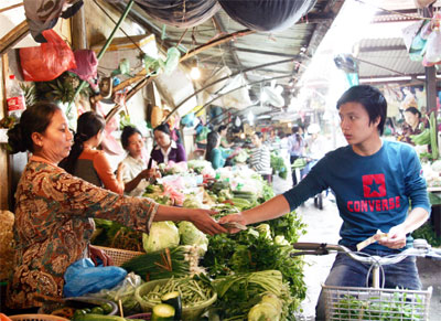 Tăng lương đi liền với kiềm chế giá