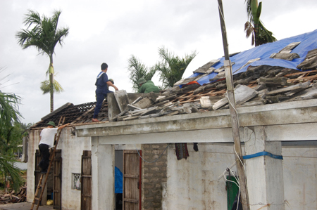 Cấp tốc lợp mái, dọn nhà giúp dân sau cơn lốc xoáy