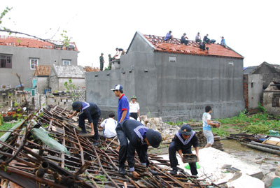 Bộ đội Hải quân và các đơn vị giúp dân khắc phục hậu quả lốc xoáy