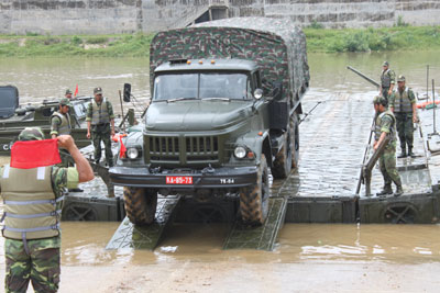 Đoàn cán bộ, học viên Học viện Quốc phòng thăm và làm việc tại Lữ đoàn Công binh 575 (Quân khu 1)