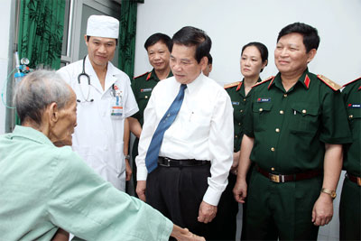 Khắc ghi công lao của các thương binh, bệnh binh và người có công