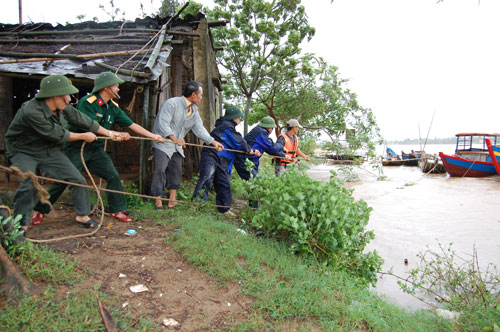 Quân dân cùng vượt qua mưa bão