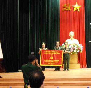 Đón nhận cờ “Đảng bộ hoàn thành xuất sắc nhiệm vụ”