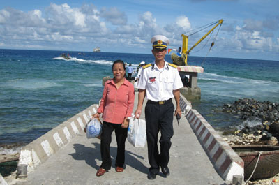 Người mẹ vượt hơn 1000 hải lý ra đảo thăm con