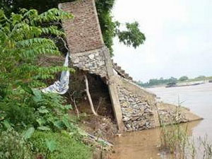 Phú Thọ: Cả làng nhấp nhổm chuyển nhà vì sạt lở