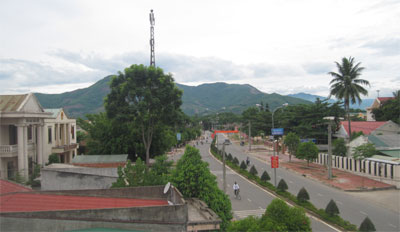 Ba Tơ đi đầu trên hai trận tuyến