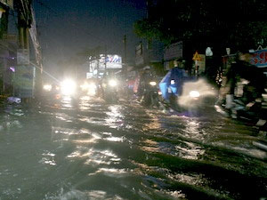 TP. Hồ Chí Minh: Nhiều tuyến đường ngập trong mưa lớn