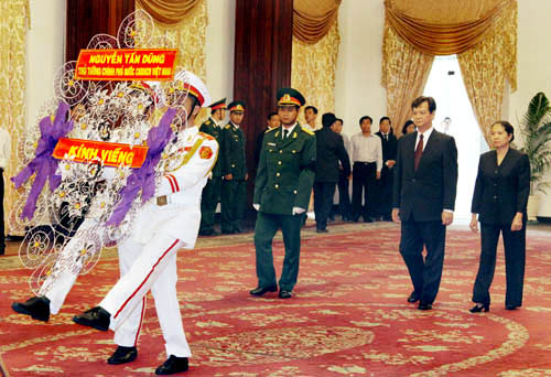 Nhiều đoàn đại biểu trong và ngoài nước tiếp tục đến viếng đồng chí Võ Chí Công