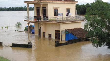 Nước sông Lam dâng cao, hàng trăm hộ dân ngập lụt