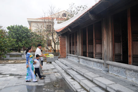 Hình bóng quê nhà giữa trùng khơi