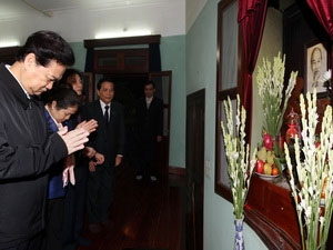 Thủ tướng Nguyễn Tấn Dũng dâng hương tưởng niệm Chủ tịch Hồ Chí Minh