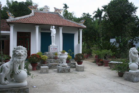 Người lính già xây nhà thờ Bác Hồ giữa đại ngàn rừng núi