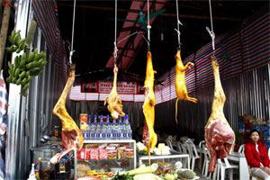 Tái diễn cảnh bán thịt thú rừng, đốt vàng mã tại một số đền, chùa