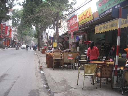 Hà Nội: Đường thông thoáng hơn, vỉa hè còn lộn xộn