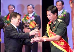 Trao cúp Thánh Gióng cho 100 doanh nhân tiêu biểu năm 2009